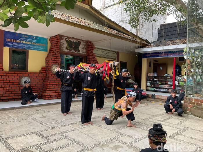 Bola api, silat, lesung di Ponpes Modern Dzikir Al-Fath Bola api, silat, lesung di Ponpes Modern Dzikir Al-Fath