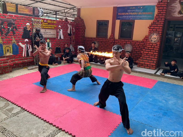 Bola api, silat, lesung di Ponpes Modern Dzikir Al-Fath Bola api, silat, lesung di Ponpes Modern Dzikir Al-Fath