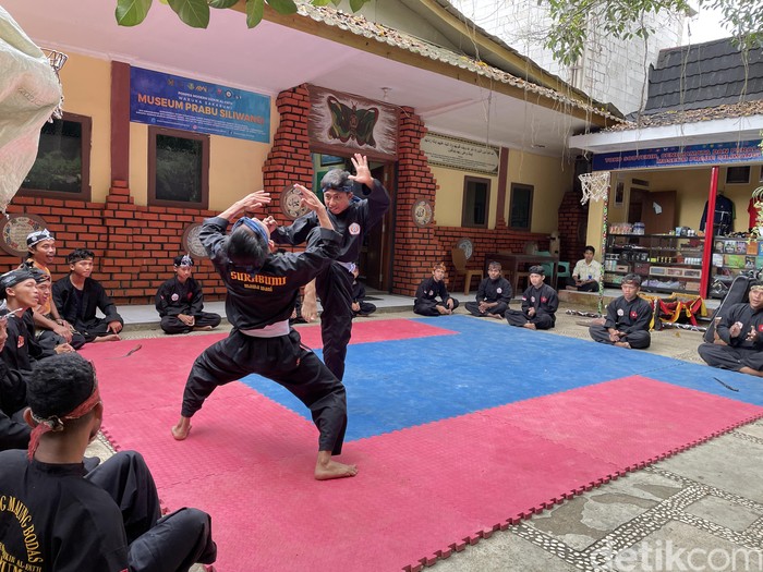 Bola api, silat, lesung di Ponpes Modern Dzikir Al-Fath