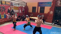 Atraksi lain yang dipertontonkan saat tim detikcom mendatangi Ponpes Modern Dzikir Al-Fath adalah cambuk api.
