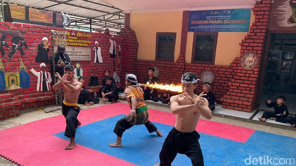 Ponpes Sukabumi Ini Lestarikan Bola Api-Lesung Kesurupan