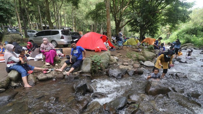 Sejumlah pengunjung menikmati pemandangan di Bumi Perkemahan Bedengan Selorejo, Malang, Jawa Timur, Minggu (9/1/2022). Wisata alam di kawasan Perhutani Kesatuan Pemangkuan Hutan (KPH) Malang tersebut saat akhir pekan ramai pengenjung dengan tiket masuk sangat terjangkau. ANTARA FOTO/Prasetia Fauzani/foc.