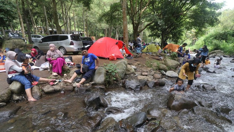 BUMI PERKEMAHAN BEDENGAN SELOREJO MALANG Sejumlah pengunjung menikmati pemandangan di Bumi Perkemahan Bedengan Selorejo, Malang, Jawa Timur, Minggu (9/1/2022). Wisata alam di kawasan Perhutani Kesatuan Pemangkuan Hutan (KPH) Malang tersebut saat akhir pekan ramai pengenjung dengan tiket masuk sangat terjangkau. ANTARA FOTO/Prasetia Fauzani/foc.