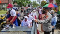 Sebanyak 240 siswa SD Negeri 6 Pangandaran usia 6 sampai 11 tahun telah melaksanakan vaksinasi dosis 1 untuk pelaksanaan pembelajaran tatap muka (PTM) 100 persen.
