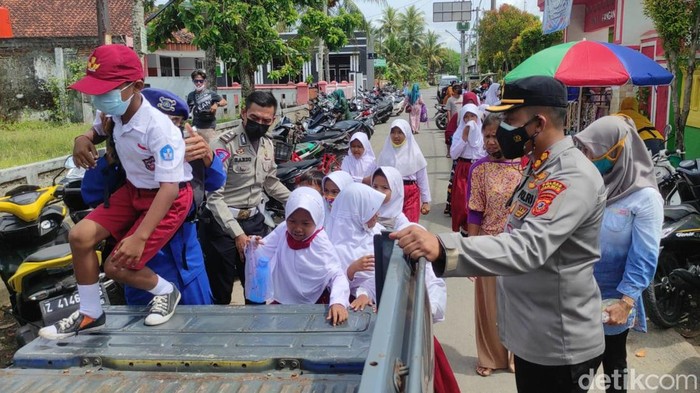 Siswa SD di Kabupaten Pangandaran mendapat hadiah berupa pesiar di Pantai Pangandaran usai divaksin COVID-19. Kegiatan itu disambut antusias oleh para siswa.