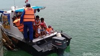 Para pelajar SD bakal belajar cara patroli Polairud Polres Ciamis di Pantai Pangandaran.