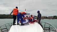 Suasana bahagia dan riang dirasakan para pelajar saat mulai menaiki perahu patroli Polairud. Setiap pelajar yang untuk ikut pesiar memggunakan alat lengkap seperti pelampung.