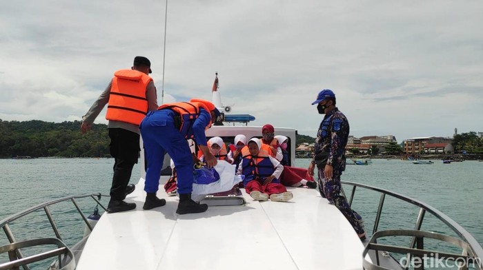Siswa SD di Kabupaten Pangandaran mendapat hadiah berupa pesiar di Pantai Pangandaran usai divaksin COVID-19. Kegiatan itu disambut antusias oleh para siswa.