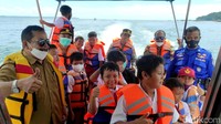 Pelajar sekolah dasar (SD) di Kabupaten Pangandaran yang sudah divaksinasi mendapatkan hadiah berupa pesiar di Pantai Pangandaran, Senin (10/1/2022).
