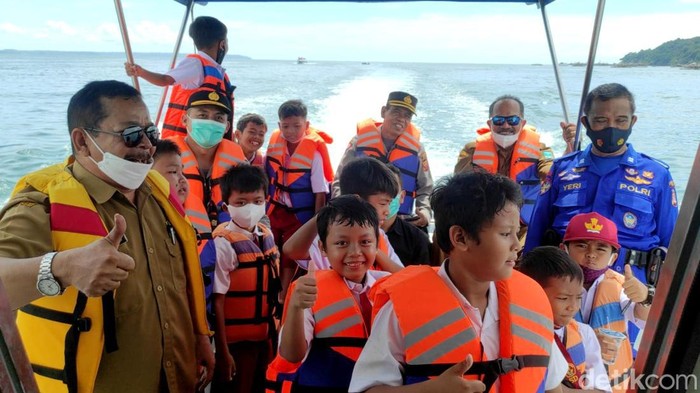 Cerianya Siswa SD di Pangandaran Jalan-jalan Naik Kapal Usai Divaksin Siswa SD di Kabupaten Pangandaran mendapat hadiah berupa pesiar di Pantai Pangandaran usai divaksin COVID-19. Kegiatan itu disambut antusias oleh para siswa.