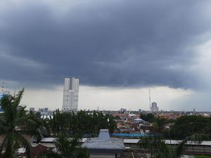 Awas Rek! Surabaya Raya Dibayangi Hujan Disertai Angin Kencang