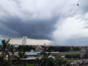 Hati-hati Rek, Hujan Angin Disertai Petir Landa Surabaya Siang-Sore Hari