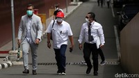 Pantauan detikcom, Senin (10/1/2022), Ferdinand Hutahaean tiba di gedung Bareskrim Polri, Jakarta Selatan, pada pukul 10.17 WIB. Ferdinand tampak mengenakan kemeja berwarna putih dan topi merah.  