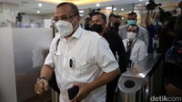 Setelah itu, Ferdinand Hutahaean masuk ke dalam gedung Bareskrim Polri. Dia turut melepas topi merahnya.