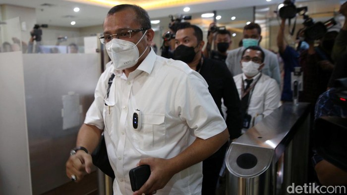 Ferdinand Hutahaean sambangi Bareskrim Polri untuk penuhi panggilan polisi. Ia datang untuk diperiksa terkait kasus cuitan Allahmu ternyata lemah.