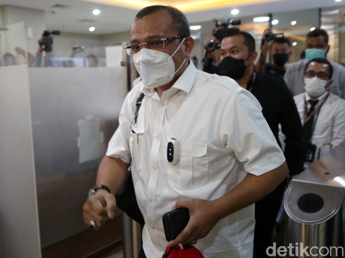 Ferdinand Hutahaean sambangi Bareskrim Polri untuk penuhi panggilan polisi. Ia datang untuk diperiksa terkait kasus cuitan Allahmu ternyata lemah.