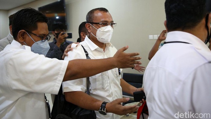 Ferdinand Hutahaean sambangi Bareskrim Polri untuk penuhi panggilan polisi. Ia datang untuk diperiksa terkait kasus cuitan Allahmu ternyata lemah.