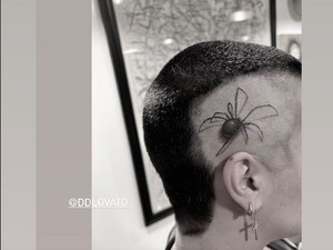 Demi Lovato Pamer Gaya Rambut Botak Usai Direhab, Ada Laba-laba di Kepalanya