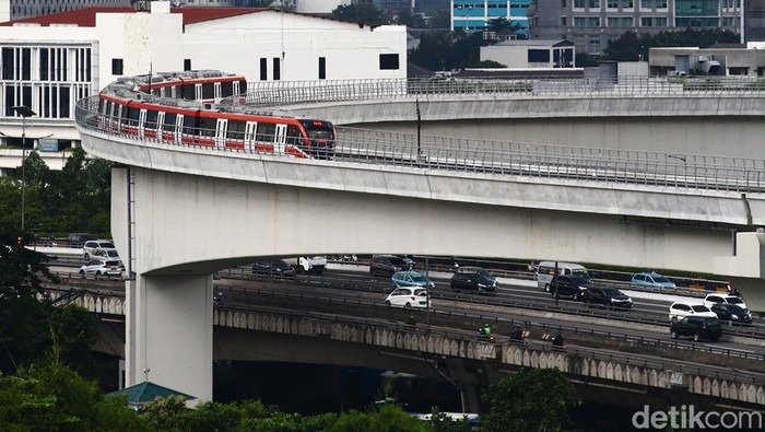 LRT Jabodebek tengah diujicoba. Kereta LRT terlihat melintas di Jalan Gatoto Subroto dan melewati flyover lengkung Kuningan, Jakarta Selatan, Senin (10/1).