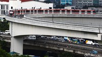 Rencanya LRT yang memiliki dua rute ini akan melayani Bekasi-Cawang dan Cibubur-Cawang. Stasiun Cawang akan menjadi titik pertemuan dua rute yang selajutkan menuju Rasuna Said dan Stasiun Dukuh Atas.