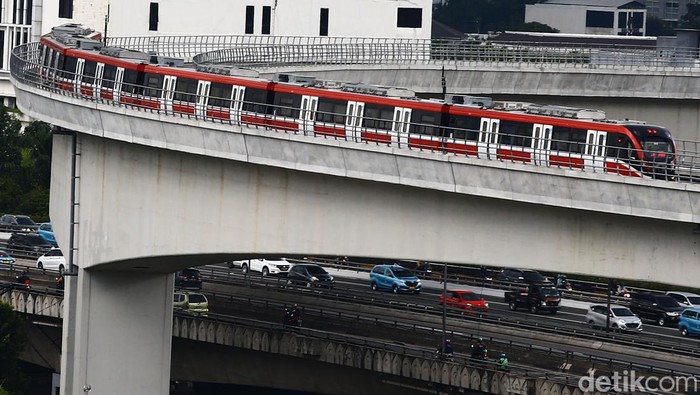LRT Jabodebek tengah diujicoba. Kereta LRT terlihat melintas di Jalan Gatoto Subroto dan melewati flyover lengkung Kuningan, Jakarta Selatan, Senin (10/1).