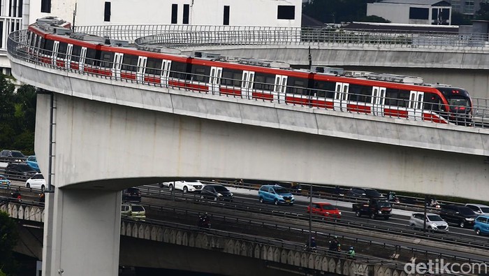 Diujicoba, Kereta LRT Jabodebek Lintasi Pusat Kota LRT Jabodebek tengah diujicoba. Kereta LRT terlihat melintas di Jalan Gatoto Subroto dan melewati flyover lengkung Kuningan, Jakarta Selatan, Senin (10/1).