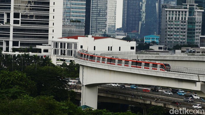 LRT Jabodebek tengah diujicoba. Kereta LRT terlihat melintas di Jalan Gatoto Subroto dan melewati flyover lengkung Kuningan, Jakarta Selatan, Senin (10/1).