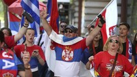 Petugas Perbatasan Australia (BFA) tetap tak menerima dalih tersebut dan Djokovic pun ditahan sementara di Hotel Park, tempat yang sama untuk mereka yang tak mendapat izin masuk Australia. Unjuk rasa dari para penggemar Djokovic tak terhindarkan. Mereka meminta sang idola dibebaskan dan diberi izin bertanding di Australian Open. Selain itu, muncul telegraf menyebut Djokovic diperlakukan seperti seorang kriminal oleh petugas perbatasan saat tiba di bandara. (AP Photo/Hamish Blair)