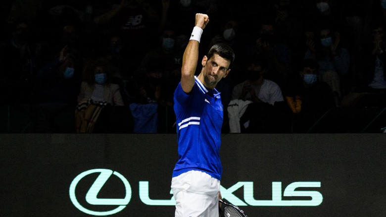 Djokovic MADRID, SPAIN - DECEMBER 03: (EDITORIAL USE ONLY) Novak Djokovic of Serbia plays a backhand against Marin Cilic of Croatia during the Davis Cup Semi Final match between Croatia and Serbia at Madrid Arena pavilion on December 03, 2021 in Madrid, Spain. (Photo by Juan Naharro Gimenez/Getty Images for Lexus)