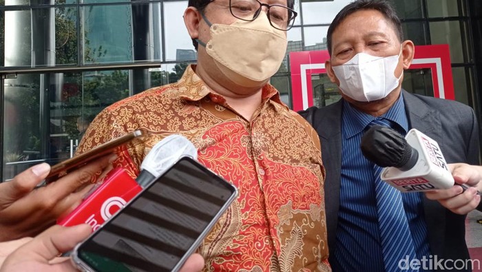 Dosen UNJ Ubedillah Badrun ke KPK Laporkan Gibran-Kaesang