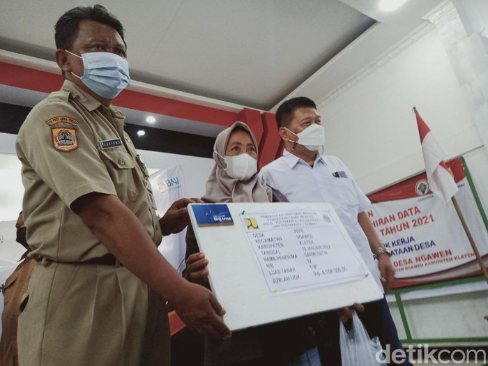 Entin saat menerima UGR tanahnya yang kena tol.