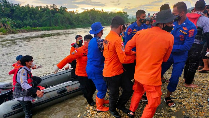Evakuasi Remaja yang Terseret Arus di Sungai Konaweeha