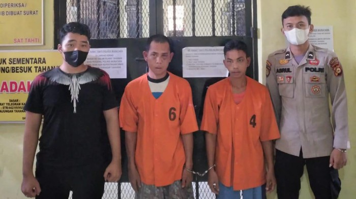 Fen Efendi (baju orange kiri), Arianto (baju orange kanan), kedua tersangka pemerkosaan ditahan dab terancam 12 tahun penjara.