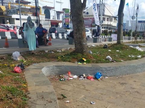 Foto tangkapan layar sampah di Alun-alun Kota Sukabumi
