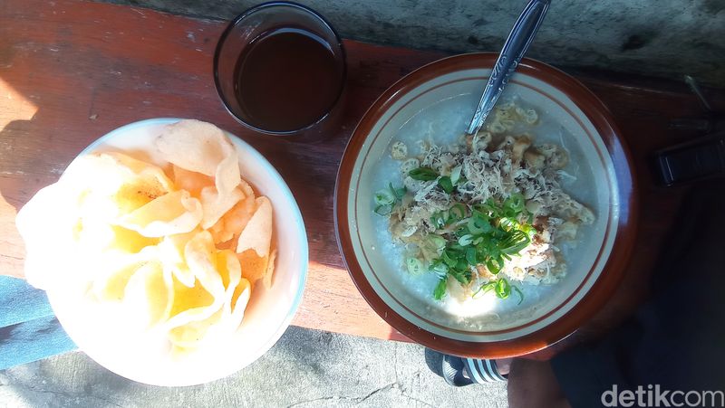 Gurih Mantap! Bubur Ayam Khas Tasikmalaya yang Disajikan Tanpa Kuah