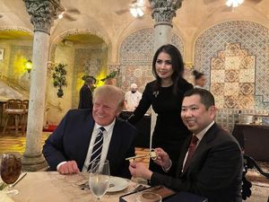 Kala Donald Trump Sapa Jokowi saat Makan Malam Bareng Hary Tanoe