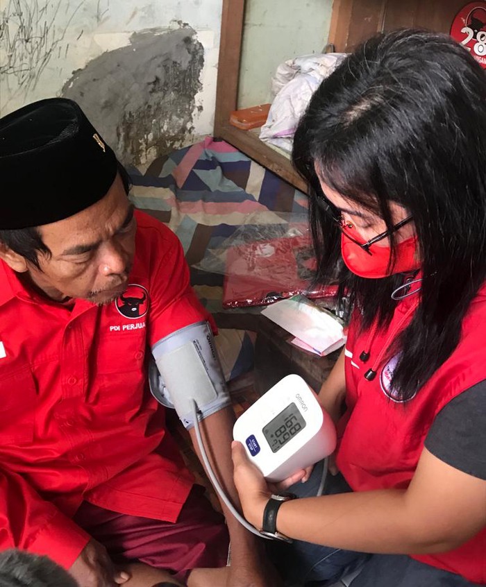 HUT ke-14, TMP Gotong Royong Bantu Pejuang Partai Dalam rangka HUT ke-14, Taruna Merah Putih (TMP) gelar aksi peduli dengan membantu sejumlah pejuang partai yang menjadi korban peristiwa 27 Juli 1996.