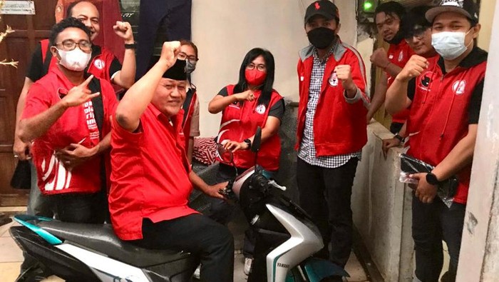 Dalam rangka HUT ke-14, Taruna Merah Putih (TMP) gelar aksi peduli dengan membantu sejumlah pejuang partai yang menjadi korban peristiwa 27 Juli 1996.