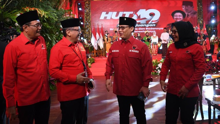 Sekjen PDI Perjuangan Hasto Kristiyanto (kedua kiri) berbincang dengan Ketua DPP Djarot Saiful Hidayat (kiri), Ketua DPP Ahmad Basarah (kedua kanan) dan Wasekjen Sadarestuwati dalam peringatan HUT Ke-49 PDIP di kantor DPP PDIP, Jakarta Pusat, Senin (10/1/2022). Peringatan yang digelar secara daring dan luring tersebut mengangkat tema Bangunlah Jiwa dan Badannya untuk Indonesia Raya. ANTARA FOTO/Sigid Kurniawan/nym.