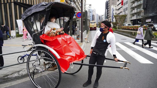 Momen perayaan Hari Kedewasaan di Jepang menjadi hari libur umum dan diadakan setiap hari Senin minggu kedua di bulan Januari setiap tahunnya. AP Photo/Eugene Hoshiko. Momen perayaan Hari Kedewasaan di Jepang menjadi hari libur umum dan diadakan setiap hari Senin minggu kedua di bulan Januari setiap tahunnya. AP Photo/Eugene Hoshiko.