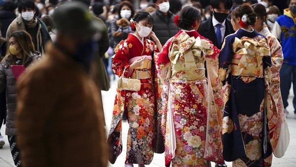 Hari Kedewasaan dinanti para gadis di Jepang karena pada hari tersebut mereka telah dianggap dewasa menurut hukum di Negeri Sakura. AP Photo/Eugene Hoshiko.