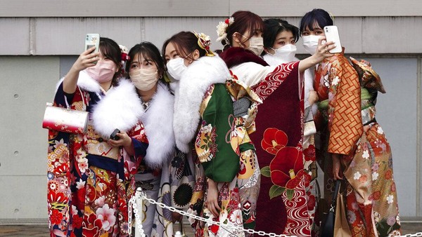 Pandemi COVID-19 tak surutkan keceriaan para gadis di Jepang dalam menyambut Hari Kedewasaan, Senin (10/1/2022). AP Photo/Eugene Hoshiko.