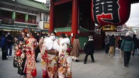 Sejumlah gadis berfoto bersama saat merayakan Hari Kedewasaan di Jepang, Senin (10/1/2022). AP Photo/Eugene Hoshiko.