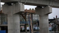 Pembangunan sky bridge dengan panjang sekitar 63 meter dan lebar 6 meter tersebut menggunakan konstruksi baja yang disokong tiang beton.