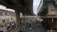 JPO ini menghubungkan Stasiun LRT di utara jalan tol Bekasi di Km. 13+800, melintasi di atas jalan Tol Jakarta-Cikampek dan berada di bawah Tol Layang (elevatedl). Lalu, berhenti di sisi selatan tol area publik sebagai titik area transit.