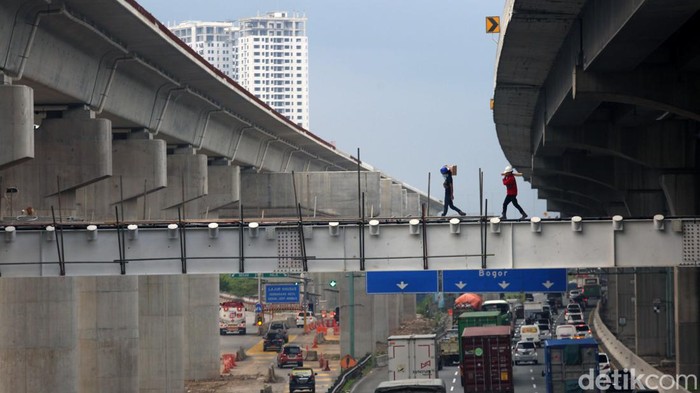 JPO penghubung Stasiun LRT Bekasi Barat tengah dibangun. JPO ini berada di atas jalan Tol Jakarta-Cikampek dan berada di bawah Tol Layang (elevated).