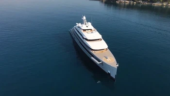 Moonrise panjangnya 99,95 meter. Kamar-kamar mewahnya dapat menampung sampai 16 tamu. Foto: Superyatchtimes