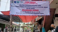 Kita lakukan pembatasan mobilitas di lokasi yang ditentukan selama 24 jam. Sudah jadi kesepakatan, sudah disampaikan pada warga, ujar Kapolres Metro Jakarta Barat Kombes Ady Wibowo di Krukut, Tamansari, Jakarta Barat, Senin (10/1/2022). (Foto: Karin/detikcom)