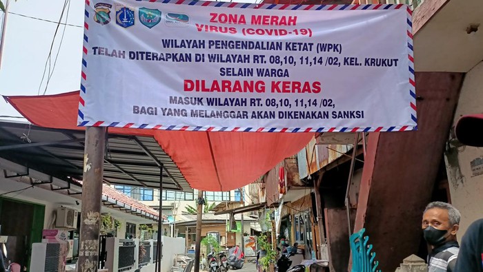 Kapolres Metro Jakarta Barat Kombes Ady Wibowo menyambangi RW di Krukut yang di-micro lockdown. (Foto: Karin/detikcom)