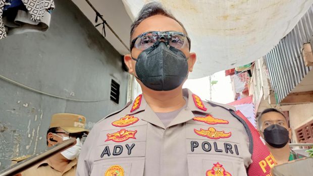 Kapolres Metro Jakarta Barat Kombes Ady Wibowo menyambangi RW di Krukut yang di-micro lockdown. (Foto: Karin/detikcom)